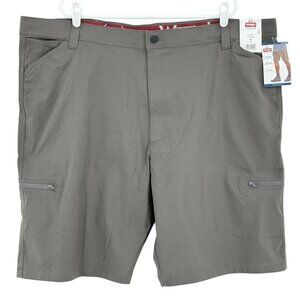 Wrangler Men Relaxed UPF 40 Grey All Terrain Cargo Shorts 10" Inseam Size 48 NWT